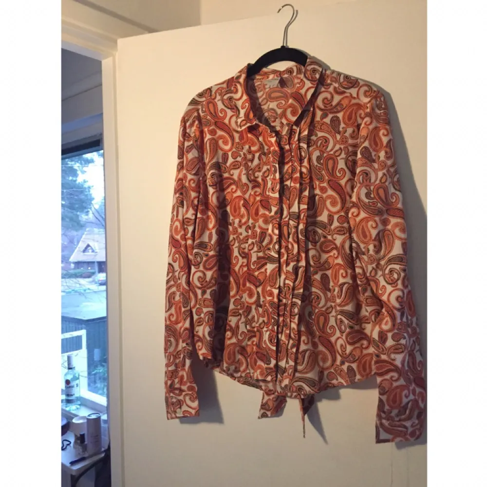 Grym paisleyskjorta från monki! Helt oanvänd. Kan mötas upp i Stockholm eller Uppsala samt posta (köparen står för frakten) :). Skjortor.