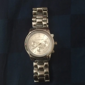  - En ny michael kors klocka , alldrig använd på grund av är stor för mig , inte äkta