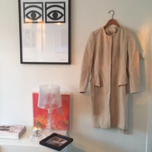  - Fin kappa från hm trend i nude med volang o midjan i ryggen. Oanvänd.

Köparen betalar eventuell frakt