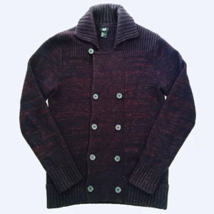  - Fin stickad herrtröja, vinröd/svart, bra kvalité!