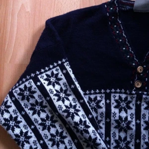  - 💙Mörkblå gosig kofta i luse inspirerad stil💙

• Storlek: Large
• Märke: High Collection
• Material: 80% akryl 20% ull 
• Skick: Använd, i gott & fint skick
• Övrigt: Inga skavanker, någon noppra/ludd finnes
• Frakt: 56-69kr