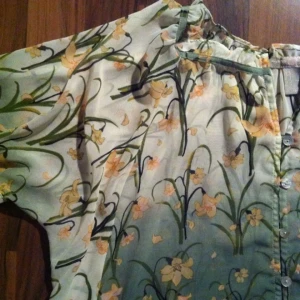  - 💚🌸Supervacker somrig topp med helt fantastiskt & underbart mönster/tryck🌸💚

• Storlek: Medium 
• Märke: FOREVER 21
• Material: 100% polyester 
• Skick: Inte speciellt använd, superfint skick
• Övrigt: Inga skavanker 
• Frakt: 14kr