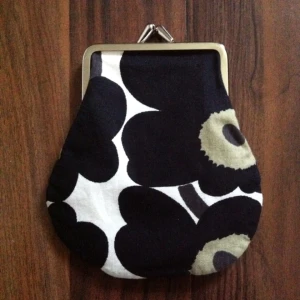  - ▪️Superfin portmonnä från Marimekko▪️

• Märke: Marimekko 
• Skick: Använd ett fåtal gånger, gott skick
• Övrigt: Inga skavanker, förutom två mindre fläckar, varav den icke röda borde gå bort lätt
• Frakt: 14kr