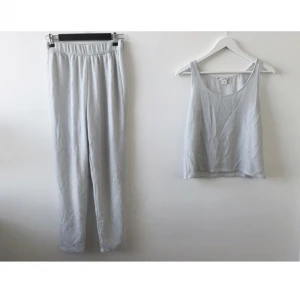  - Fint set från Monki. Ljusgrå med skimrande trådar i textilierna. Passformen är mer som S-M beroende på hur en vill att det ska sitta. Om en stoppar in toppen i byxlinningen ser dressen ut soAldrig använt. 

(Så fint till sommaren med ett par träskor till!!)