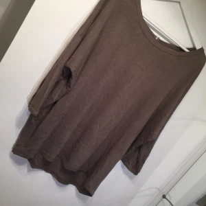  - Oversize tunn militärgrön tröja. En liten fläck vid halsrigningen, går säkert tvätta bort då jag gissar på att de är från typ apelsin. Swishbetalning, frakt tillkommer. 