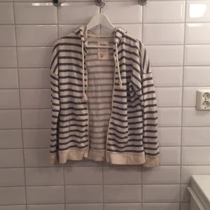  - Jag säljer min luvkofta ifrån Redbird i storlek S då den knappt blivit använd. Den är i mycket bra skick, som ny. Jag tycker den är storleksenlig!