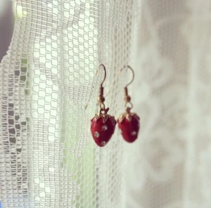  - Säljer mina söta små jordgubbsörhöngen då de inte riktigt är min stil längre🍓
De är i äkta guld runtom jordgubben, supersöta!