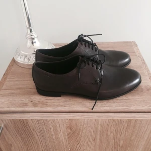  - Helt nya stilrena skor från Vagabond. Finns i butik nu, modellen heter Tay. Skorna är gjorda av getskinn, samt sulan. Innerfodret är av tyg. Nypris 850kr. 

Passar till yngre pojkar 