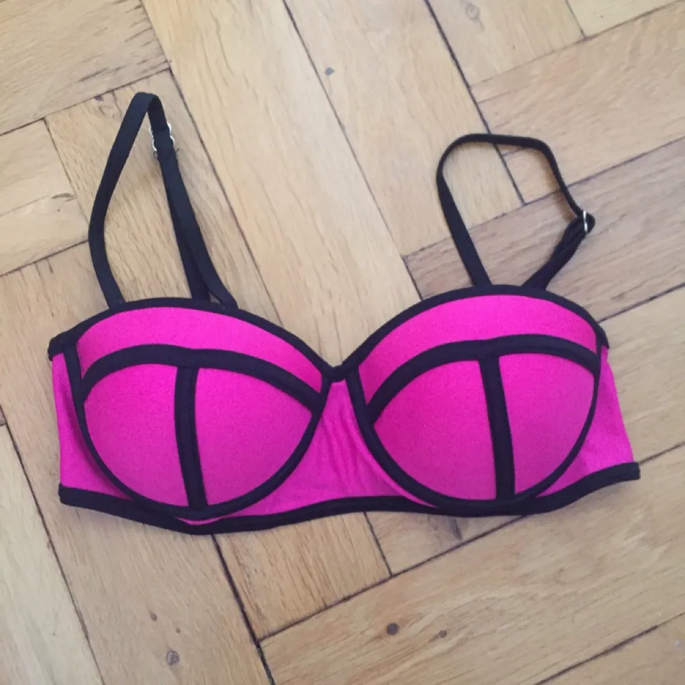 Fejk TRIANGL bikini köpt online. Väldigt fin färg!
. Övrigt.