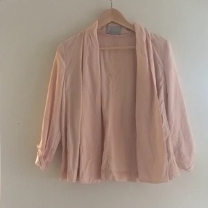  - Superfin lättare kavaj! Fint skick! 
Köparen står för frakt eller upphämtning i Upplands-bro :) 