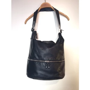  - Medelstor väska i konstgjort läder. Två fickor på utsidan med dragkedjor och två fickor på insidan varav en med dragkedja. Fint skick