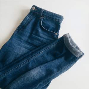 Säljer mina knappt använda mom jeans!  Köpta på H&M för 399 kronor, blivit använda 1-2 gånger. 

Andra bilden är lånad från H&Ms hemsida