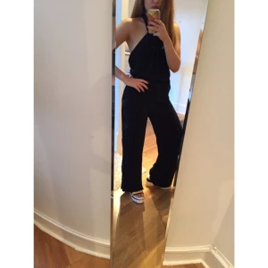  - Halterneck Jumpsuit med detalj