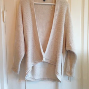  - Stickad kofta från Lindex med snöre att knyta.
Står strl. XS/S på lappen men den är lite over size.
Några noppor pga akryl.

Betalning via Swish, jag möter upp i Sthlm.