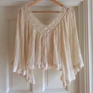  - Topp från märket For Love and Lemons. Var från börjar en tunika, men sydde om den hos en skräddare till en topp. Fina virkade detaljer. 