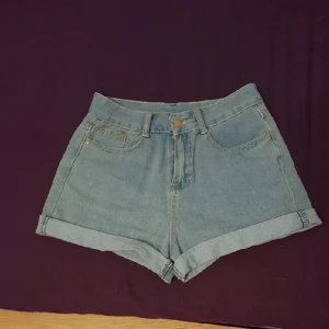  - Sälj min short jeans. Oanvänd då den är för stor för mig. Storleken är S men passar även M. Priset kan diskuteras. 