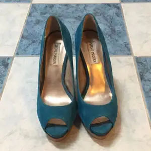 Snygga turkosa peeptoe från Steve Madden. 
Cirka 12cm klacka inkl. 2cm platå. Mycket bra skick, använt 4-5ggr. 