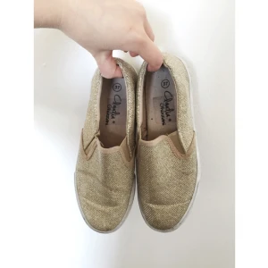  - Guldglittriga och bekväma. Snygga till sommar-ben! 