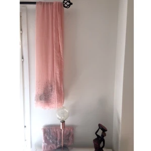  - Ljus fin sjal, aldrig använd! (Den nere på bilden som är förpackad till försäljning) då jag råkade köpa två likadana 