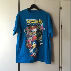  - Sonic t-shirt. Bra skick! Köparen står för frakten! Tar även emot betalning via swish!