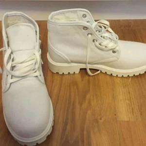  - Super fina skor som endast är testade, från Nelly.com
Storlek 37 men dem är stora i storleken så passar en 38:a. 
