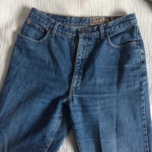  - Lite korta i benen, supersköna och snygga. Står ingen storlek men typ M men kan funka på S också 