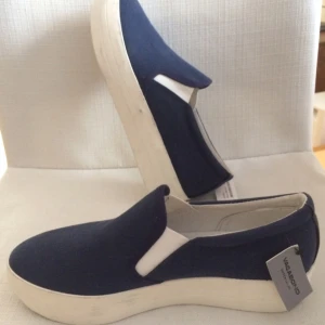  - Marinblå vagabondskor med högre sula. Perfekt till våren och sommaren. Gått i dom en gång, prislapp finns kvar. 