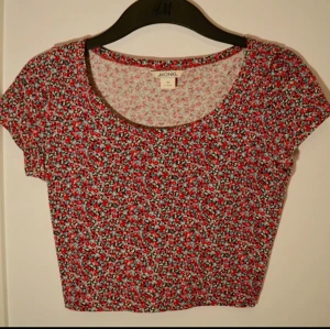  - Magtröja från Monki. Den är XS men skulle passa en S-M också då tyget är ganska stretchigt. Köptes för 200:- och har använts ett fåtal gånger