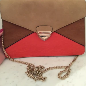  - Väska köpt utomlands, minns ej vart. Sparsamt använd.
Jag bjuder på frakten.