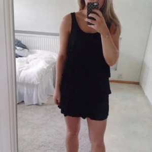  - ♡ Svart fin klänning med volanger
♡ Använd ett fåtal gånger
♡ Vet ej storlek, men gissar på en S, då den sitter perfekt på mig som alltid har S