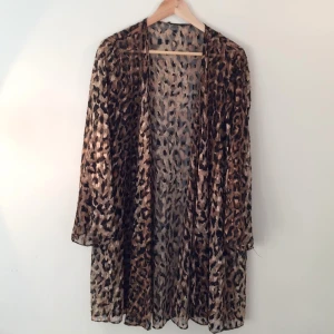  - Kaftan i tunt material, faller fint. 