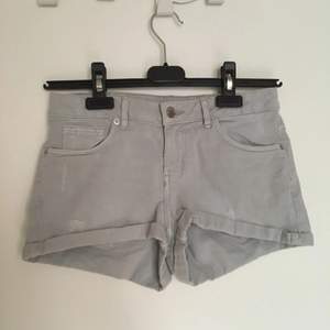 Shorts från H&M. Tunt material så perfekt på sommaren! Sparsamt använda, bra skick. 