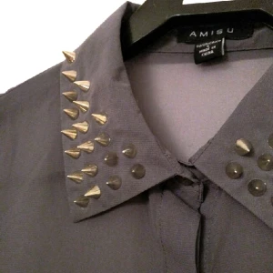  - Storlek S men skulle nog passa M också
Guldnitar dekorerar kragen
Använd en gång
Knapparna är dolda av tyg
Något transparent tyg