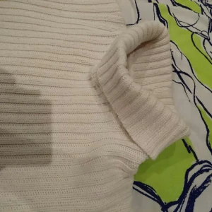  - Peak Performance Polo/turtlenecktröja I vit bomull.