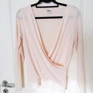  - Krämfärgad v-ringad topp från Vero Moda, sparsamt använd eftersom jag fan inte har boobs som håller uppe den utan säkerhetsnål... Kan tänka mig att den är superfin med spets-bh för er mindre bystade som jag!!