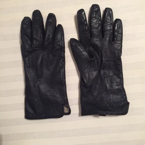  - Handskar i skinn, storlek S.