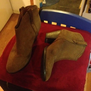  - Ankelboots i mocka (vet inte om de är äkta). Köpta på Beyond Retro förra sommaren. Säljer dom pga fel storlek :(. 
