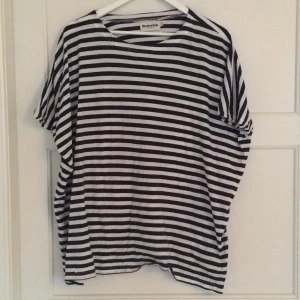  - Skuperfin Resteröds t-shirt i oversized modell! Köparen står för frakt.