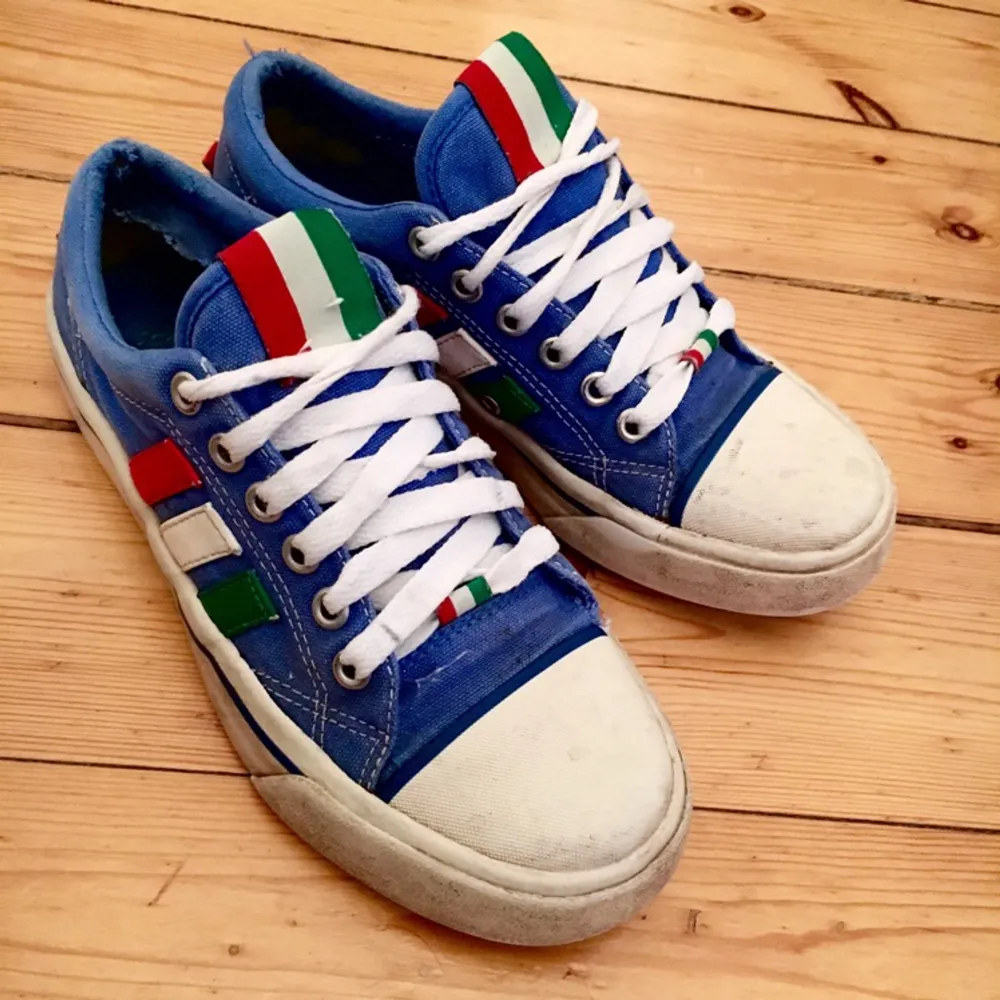 Vintage Adidas Adria sneakers från 80-talet. Något ljusare blå färg än vad bilderna visar. OBS! Slitna. Storlek 36,5/UK 4. Skor.