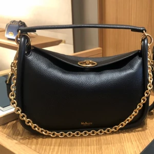 Mullberry England väska - Helt ny och oanvänd mullbery väska som är väldigt svårt och tag i den. Väskan kommer med original kvitto och påse.