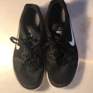 Nike skor - Ganska använda men mest inom hus. Lite smutsiga på ”sulan” rund om men går lätt att tvätta bort! Storlek 38!