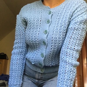 Stickad ljusblå tröja - Vacker handstickad kofta med väldigt gulliga detaljer. Den är i superbra skick, varm och i ett fantastiskt mönster. Passar vid allt ifrån kalla sommarkvällar till regniga höstdagar