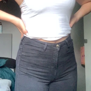 g perfect jeans molly  - säljer ett par jätte sköna jeans, väldigt stretch i dem!! kan mötas upp i Stockholm ifall de e så o annars 50 kr frakt!💜💙💛