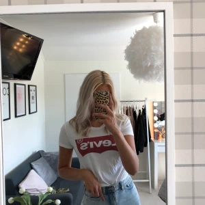 Levis tshirt - Basic levis T-shirt som passar till det mesta🥰 denna sitter mer som en S
