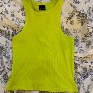 Neongrön/gult linne från ginatricot. I nyskick då de endast är använt en gång