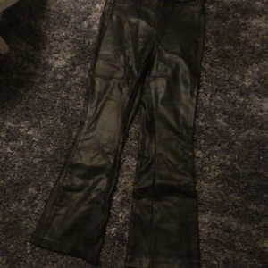 Raka Skinbyxor från zara storlek s - Raka Skinbyxor ifrån zara i storlek s