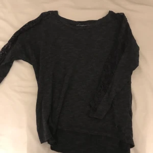 Grå topp med spets  - Mörkgrå topp med spets högst upp runt om. Mycket använd men fint skick.Köparen står för frakten men pris går att diskutera så att alla blir nöjda!💗 Hör av er om det önskas mer bilder eller om ni undrar över något💗