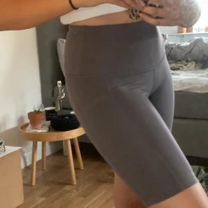 Grå/lila cykelbyxor  - Knappt använd med påsar på bada sidor