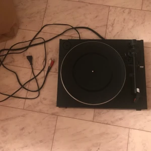 Skivspelare från FISHER - Detta är en skivspelare som fungerar bra och har en fin stylus, en bra första skivspelare om du börjat intressera sig för sådant! Jag vill helst träffas vid köp för att den är ömtålig och posten tar inte hand om paketen med en vårdande hand!
