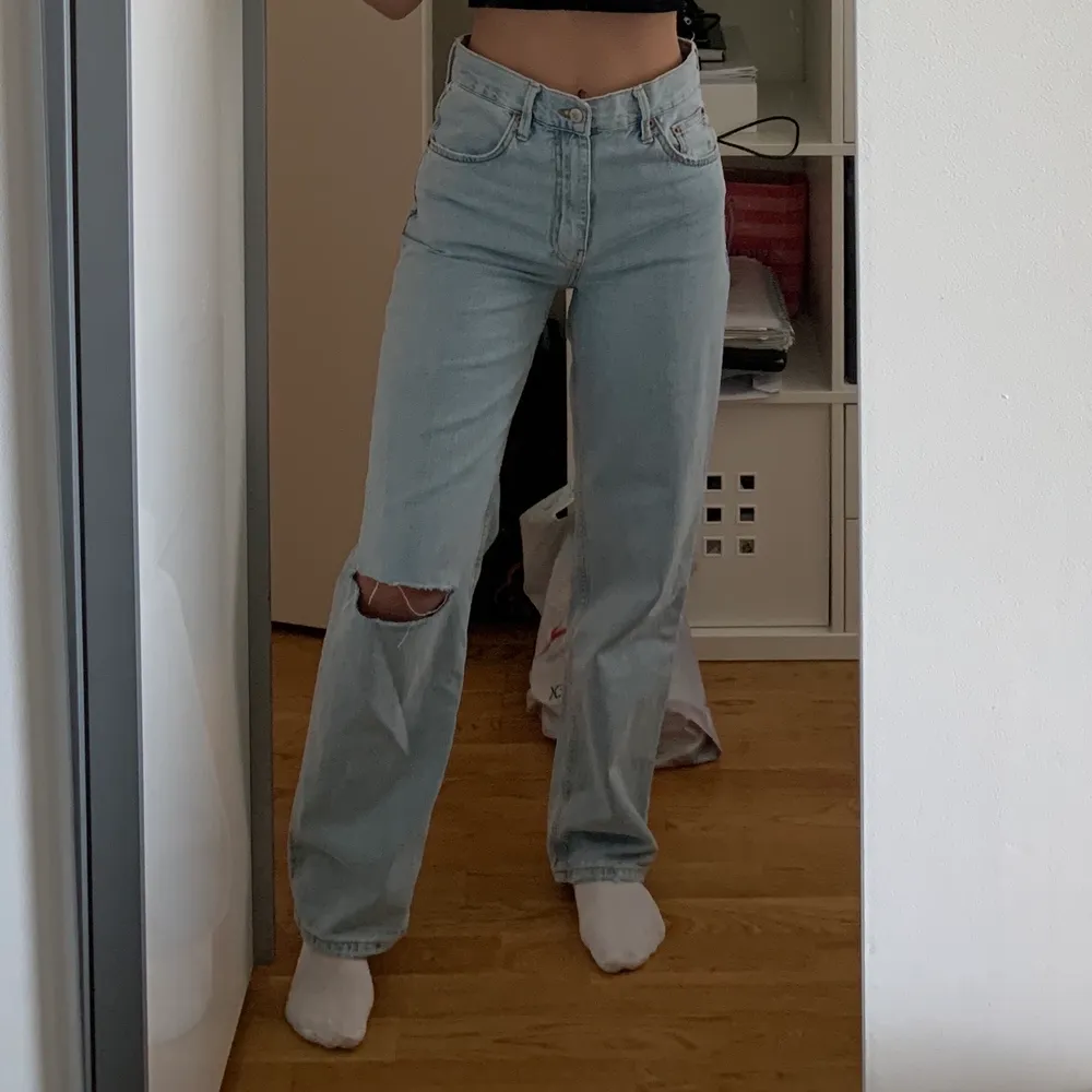 Jeans från Zara i storlek 36, jättefina men dom är tyvärr lite för stora för mig 🥺 Jag är ungefär 167 cm. Jeans & Byxor.